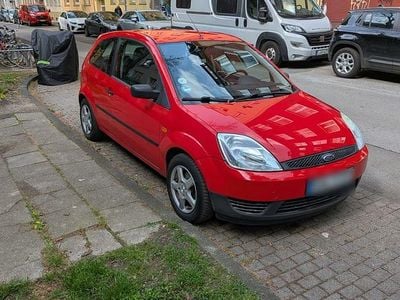 Używany Ford Fiesta 60 KM (44 kW) 2005 Czerwony Hatchback
