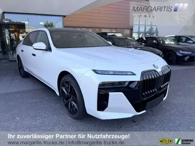 Gebraucht BMW 740 299 PS (219 kW) 2026 Mineralweiß metallic Limousine