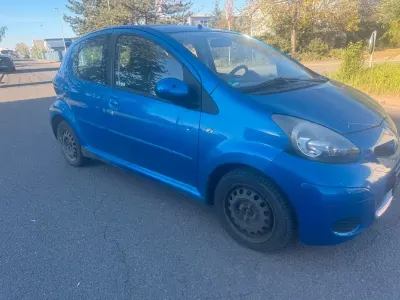 Używany Toyota Aygo 68 KM (50 kW) 2009 Niebieski Hatchback