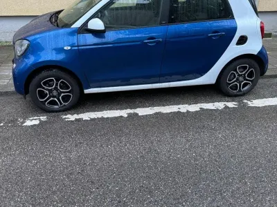 Używany Smart ForFour Prime 90 KM (66 kW) 2017 Niebieski Hatchback