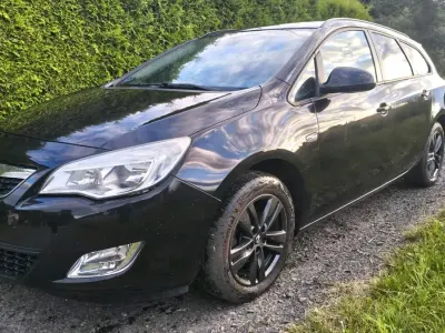 Gebraucht Opel Astra 105 PS (77 kW) 2011 Schwarz Kombi