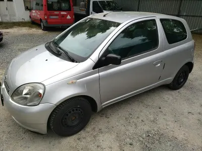 Używany Toyota Yaris 65 KM (47 kW) 2001 Srebrny Hatchback