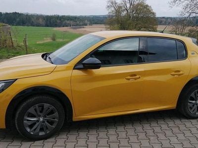 Gebraucht Peugeot e-208 Allure+ 100 kW (136 PS) 2022 Gelb Kleinwagen