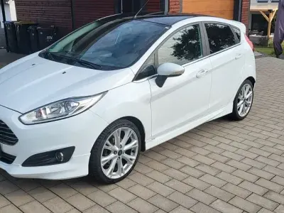 Gebraucht Ford Fiesta Titanium 125 PS (91 kW) 2015 Weiß Kleinwagen