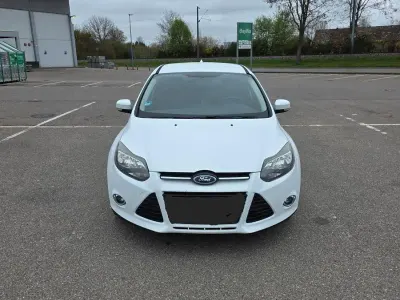 Gebraucht Ford Focus Trend 125 PS (91 kW) 2013 Weiß Kleinwagen