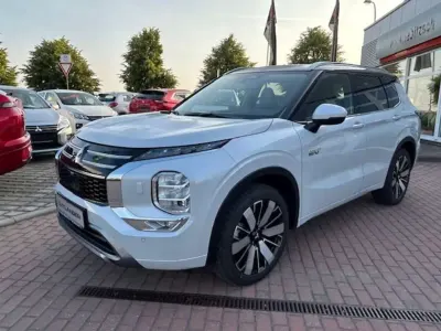 Gebraucht Mitsubishi Outlander P-HEV Top 306 PS (225 kW) 2025 Titanweiß / pantherschwarz SUV