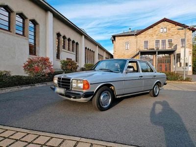 Second-hand Mercedes E230 136 CP (100 kW) 1982 Argintiu Berlinǎ