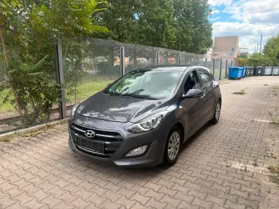Gebraucht Hyundai i30 99 PS (72 kW) 2016 Grau Limousine