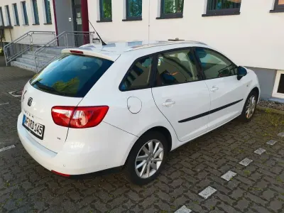 Używany Seat Ibiza Reference 75 KM (55 kW) 2013 Biały Sedan/Limuzyna