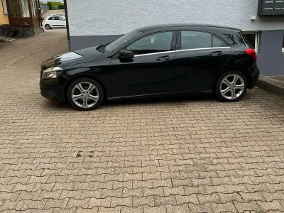 Gebraucht Mercedes A180 Urban 109 PS (80 kW) 2015 Schwarz Limousine