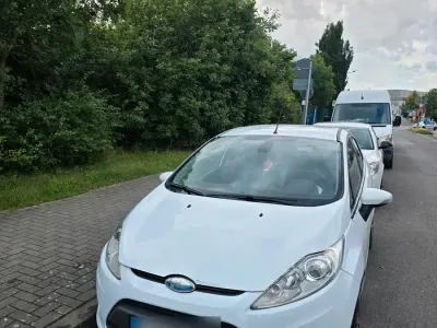 Gebraucht Ford Fiesta 90 PS (66 kW) 2009 Weiß Limousine