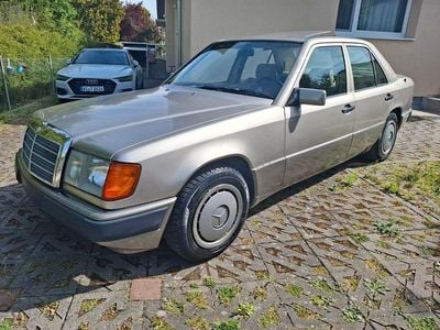 Usata Mercedes E260 160 CV (117 kW) 1991 Argento Berlina