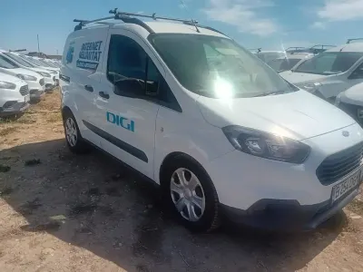 Gebraucht Ford Courier 101 PS (74 kW) 2020 Weiß Van / Kleinbus