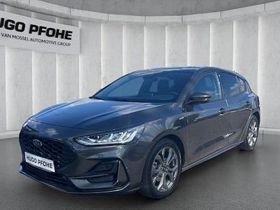 Grau Gebraucht 2022 Ford Focus ST-Line Limousine | 19.950 € (Fairer Preis)