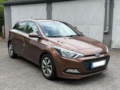 Gebraucht Hyundai i20 Passion 84 PS (61 kW) 2015 Braun Limousine