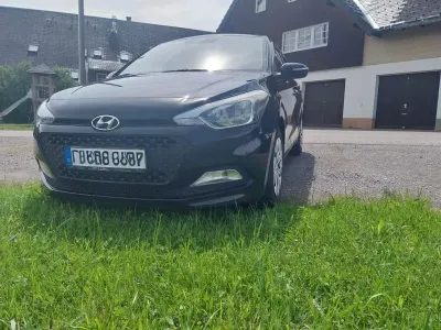 Gebraucht Hyundai i20 75 PS (55 kW) 2016 Schwarz Limousine