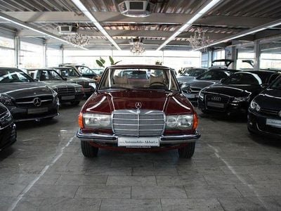 Rot Gebraucht 1977 Mercedes E280 Limousine | 13.850 €