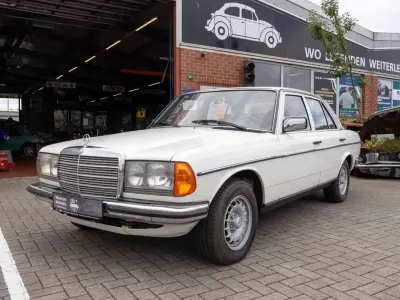 Gebraucht Mercedes 280 185 PS (136 kW) 1981 737u classicweiß Limousine
