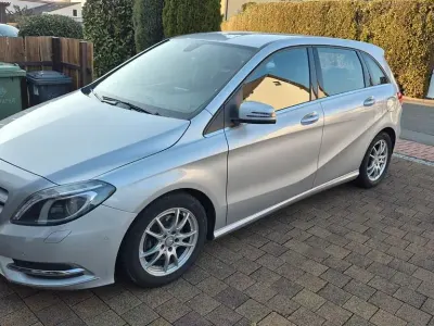 Gebraucht Mercedes B180 122 PS (89 kW) 2014 Silber Kleinwagen