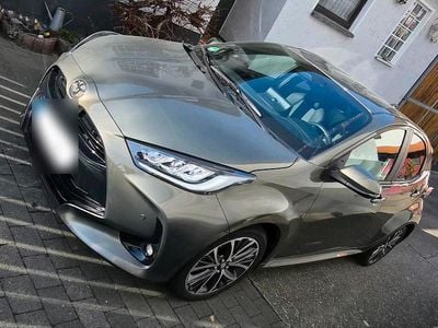 Gebraucht Toyota Yaris Hybrid Style 131 PS (96 kW) 2024 Andere farben Limousine