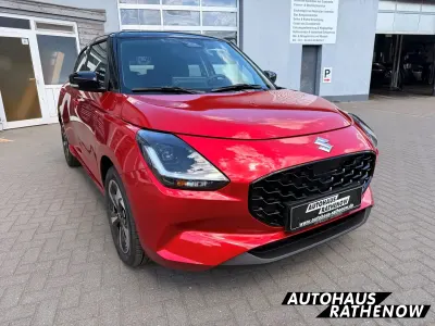 Neu Suzuki Swift Comfort+ 83 PS (61 kW) 2026 Burning red pearl metallic / s Kleinwagen