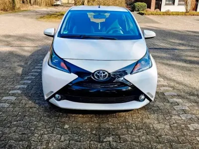 Gebraucht Toyota Aygo 69 PS (50 kW) 2017 Weiß Kleinwagen