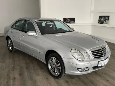 Używany Mercedes E500 387 KM (284 kW) 2008 Srebrny Sedan/Limuzyna