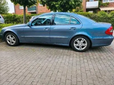 Usado Mercedes E220 Avantgarde 170 CV (125 kW) 2006 Azul Berlina