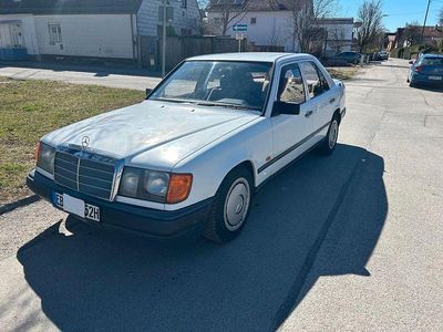 Usata Mercedes E230 136 CV (100 kW) 1986 Bianco Berlina