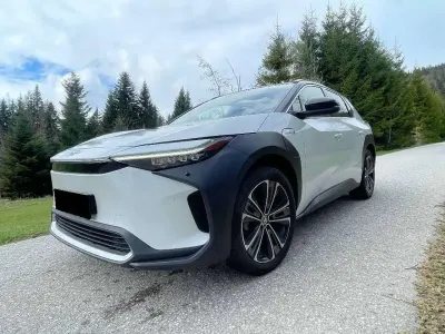 Begagnad Toyota bZ4X Comfort 160 kW (218 HK) 2023 Vit SUV