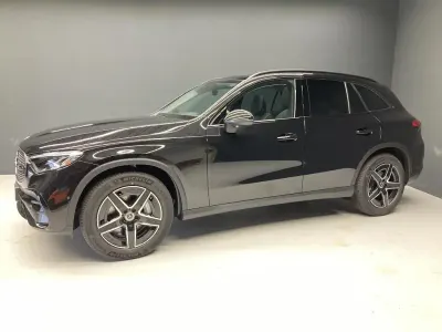 Gebraucht Mercedes GLC220 AMG 197 PS (144 kW) 2024 Metalliclack obsidianschwarz SUV