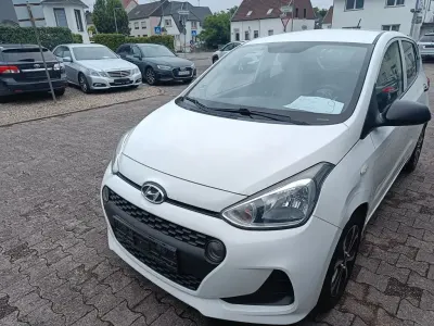 Gebraucht Hyundai i10 Basis 67 PS (49 kW) 2017 Weiß Kleinwagen