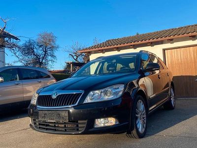 Schwarz Gebraucht 2012 Skoda Octavia Kombi | 4.900 €