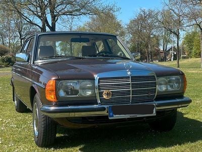 Second-hand Mercedes 230 136 CP (100 kW) 1983 Maro Berlinǎ