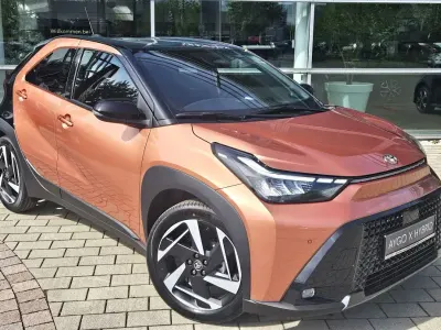 Neu Toyota Aygo X Lounge 116 PS (85 kW) 2026 Cinnamon bronze metallic / bla SUV