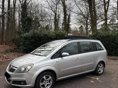 Grau Gebraucht 2005 Opel Zafira Van / Kleinbus | 2.600 € (Fairer Preis)