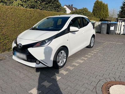 Gebraucht Toyota Aygo X-play 69 PS (50 kW) 2016 Weiß Kleinwagen