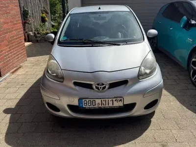 Gebraucht Toyota Aygo 68 PS (50 kW) 2011 Silber Kleinwagen