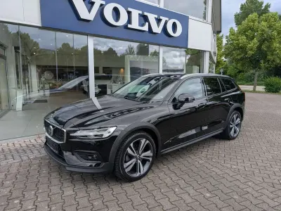 Gebraucht Volvo V60 CC Plus 197 PS (144 kW) 2023 Black solid "stone" Kombi