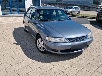Second-hand Opel Vectra 101 CP (74 kW) 2002 Gri Berlinǎ