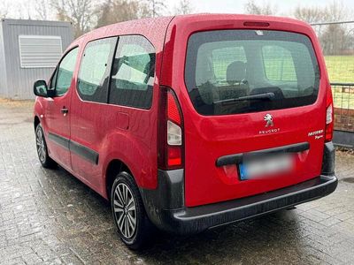 Rot Gebraucht 2013 Peugeot TePee Kombi | 1.500 €