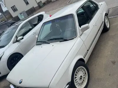 Gebraucht BMW 318 102 PS (75 kW) 1987 Weiß Limousine