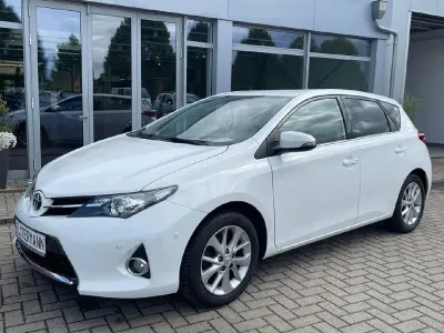 Gebraucht Toyota Auris Edition 132 PS (97 kW) 2013 Weiß Limousine