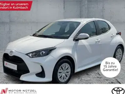 Neu Toyota Yaris Hybrid Comfort 116 PS (85 kW) 2025 Weiß Limousine