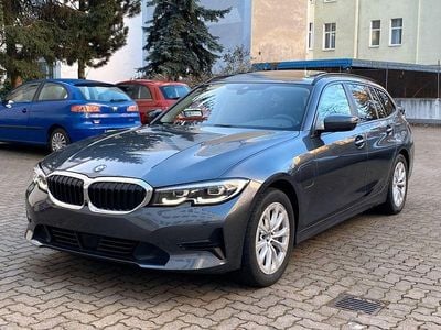 Grau Gebraucht 2020 BMW 330e Advantage Kombi | 19.999 € (Fairer Preis)