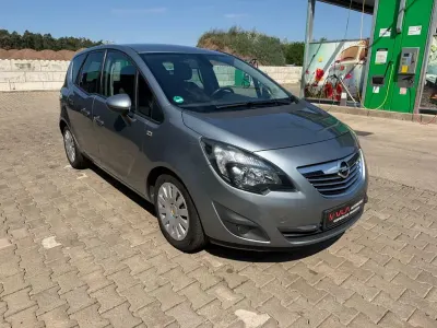 Gebraucht Opel Meriva Design Edition 101 PS (74 kW) 2011 Silber Van / Kleinbus