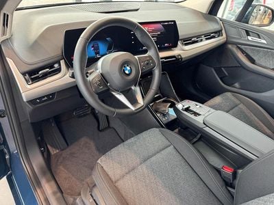 Neu BMW 216 Luxury Line 122 PS (89 kW) 2026 Blau Kombi