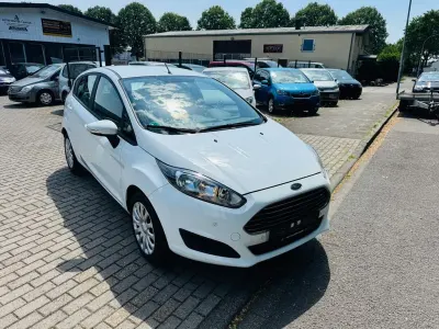 Gebraucht Ford Fiesta Trend 101 PS (74 kW) 2015 Weiß Kleinwagen