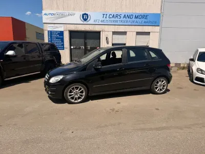 Gebraucht Mercedes B200 136 PS (100 kW) 2010 Kosmosschwarz Van / Kleinbus