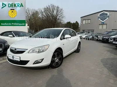 Używany Opel Astra Selection 87 KM (63 kW) 2010 Biały Sedan/Limuzyna